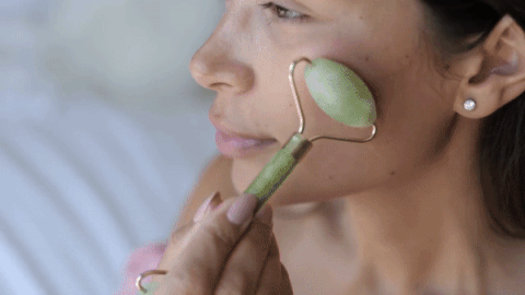 Rouleau de Jade + Gua Sha : Votre Secret Antiâge Ancestral pour une Peau Éclatante en 5 Minutes